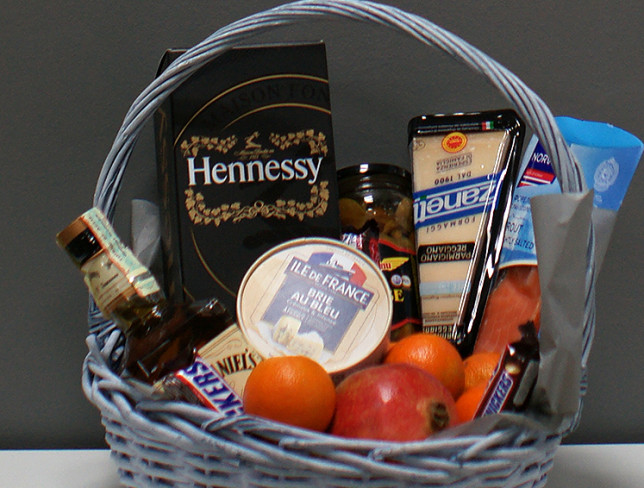 Basket with brandy and whiskey No. 1 photo